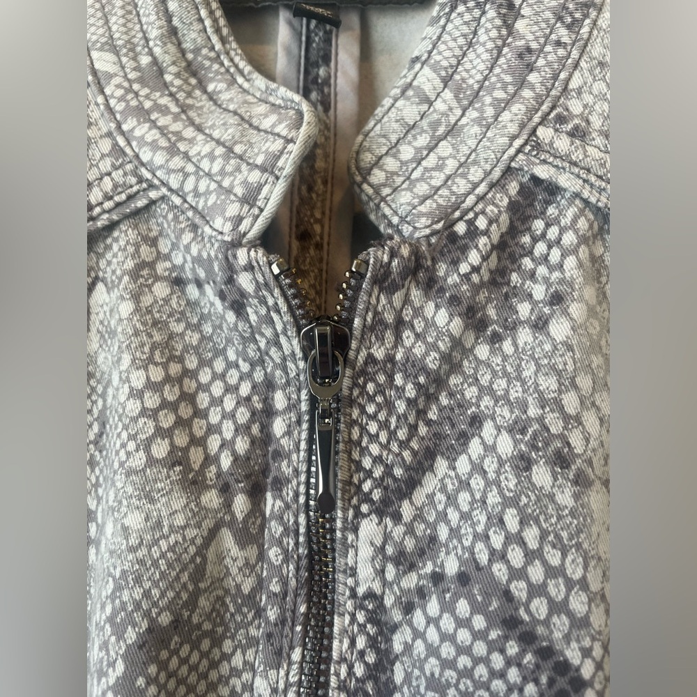 White House Black Market Snakeskin Moto Jacket Gray Zip Front 4P Petite - Picture 6 of 12